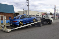 搬送車で無事インプレッサを引き取り