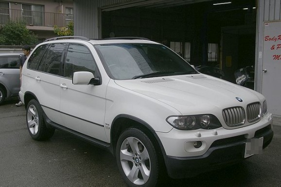 BMW X5(E53)にハーマン装着 | 板金・塗装専門店｜前田自動車.jp